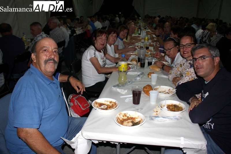 Cerca de 600 personas llenaron la plaza de Encinasola en la cena de hermandad ofrecida por el Ayuntamiento / SILVESTRE