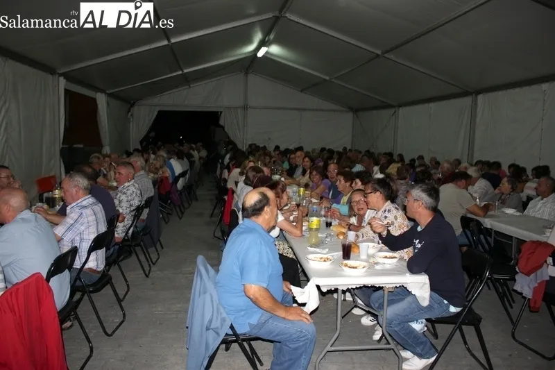 Cerca de 600 personas llenaron la plaza de Encinasola en la cena de hermandad ofrecida por el Ayuntamiento / SILVESTRE