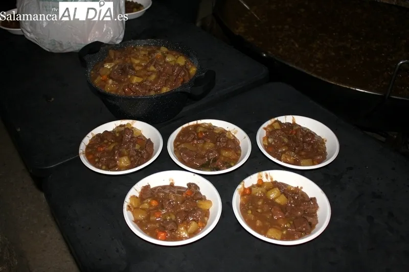 Cerca de 600 personas llenaron la plaza de Encinasola en la cena de hermandad ofrecida por el Ayuntamiento / SILVESTRE