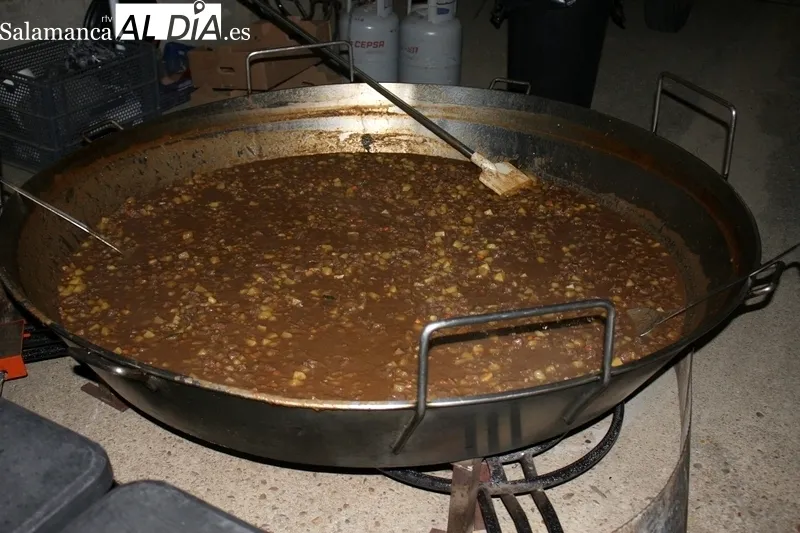 Cerca de 600 personas llenaron la plaza de Encinasola en la cena de hermandad ofrecida por el Ayuntamiento / SILVESTRE