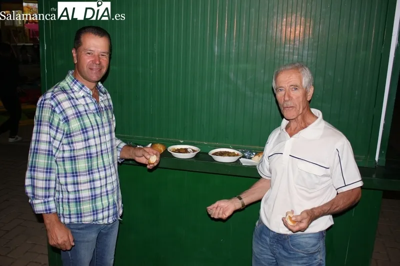 Cerca de 600 personas llenaron la plaza de Encinasola en la cena de hermandad ofrecida por el Ayuntamiento / SILVESTRE