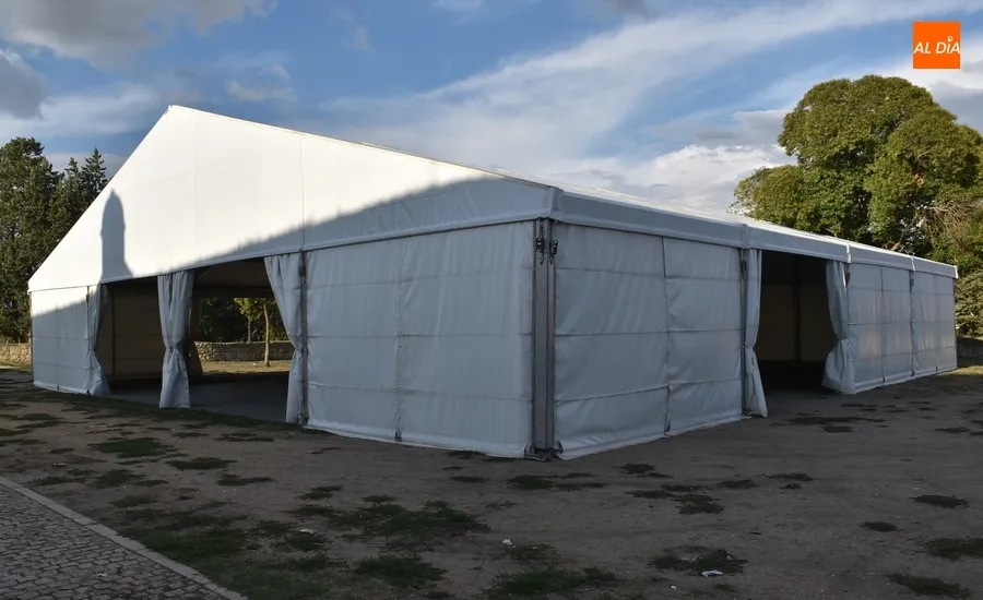 Foto 5 - Levantada la gran carpa de la Feria del Caballo