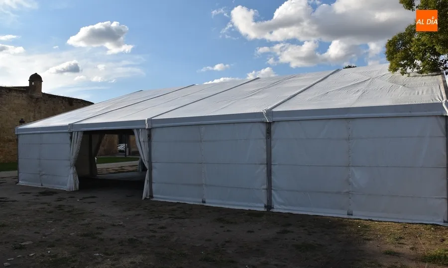 Foto 4 - Levantada la gran carpa de la Feria del Caballo