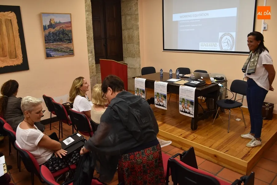 Foto 5 - 10 personas de 6 pa&iacute;ses se examinan para ser jueces internacionales de Equitaci&oacute;n de Trabajo