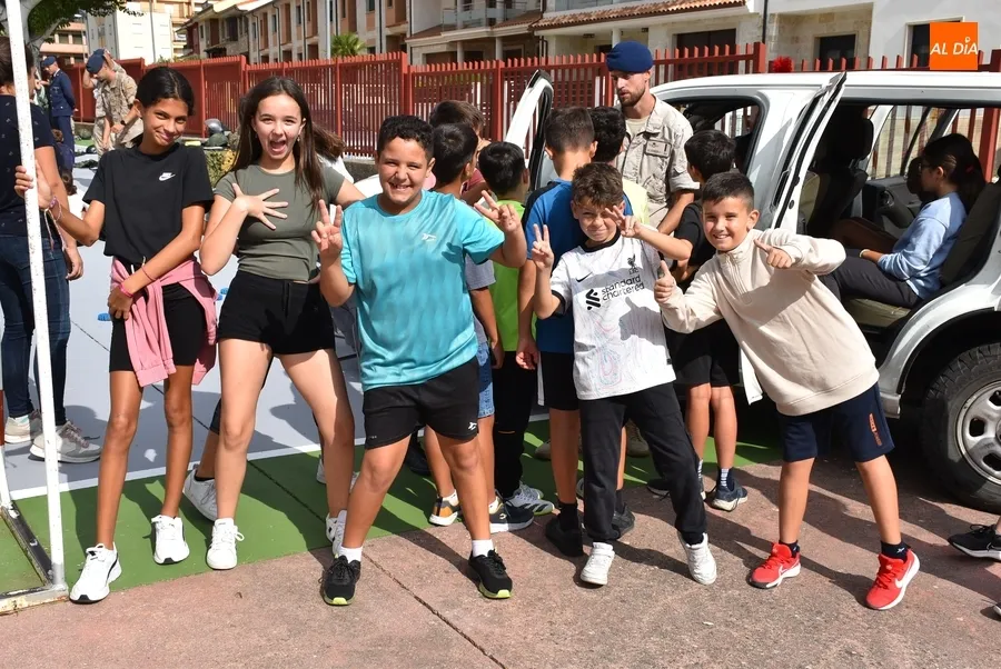 Foto 2 - Los escolares mirobrigenses conocen de cerca a la Guardia Real