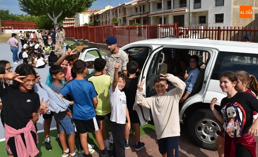 Foto 4 - Los escolares mirobrigenses conocen de cerca a la Guardia Real