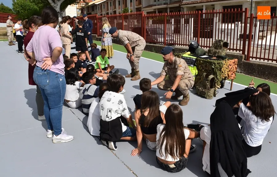 Foto 5 - Los escolares mirobrigenses conocen de cerca a la Guardia Real