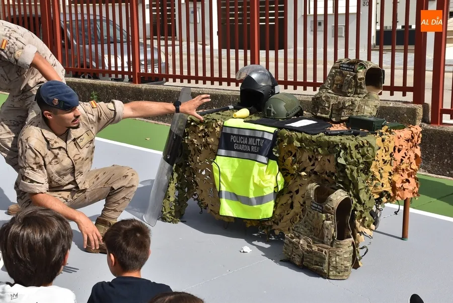 Foto 6 - Los escolares mirobrigenses conocen de cerca a la Guardia Real