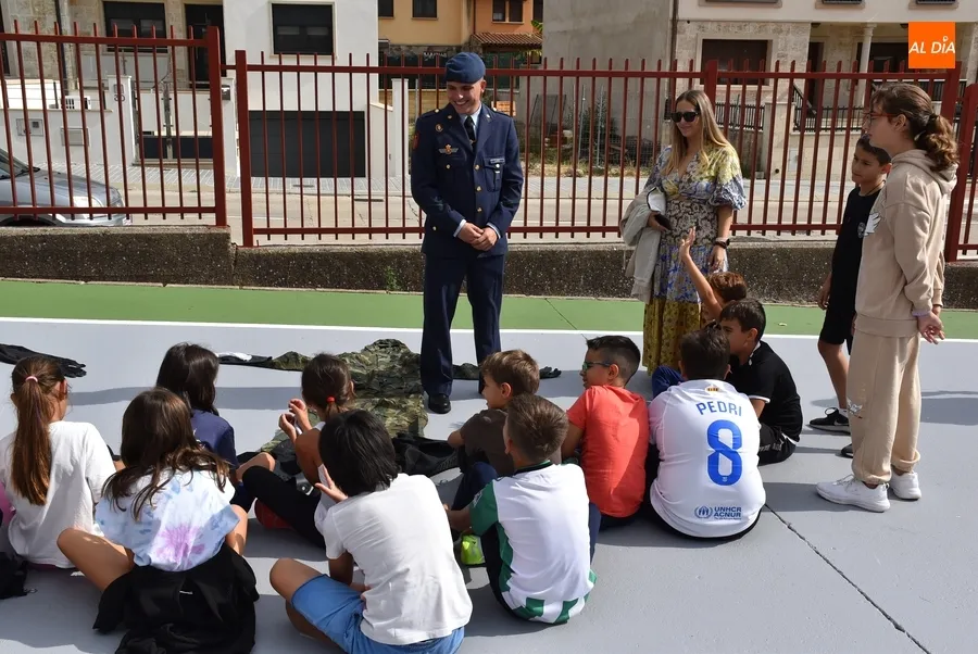 Foto 7 - Los escolares mirobrigenses conocen de cerca a la Guardia Real