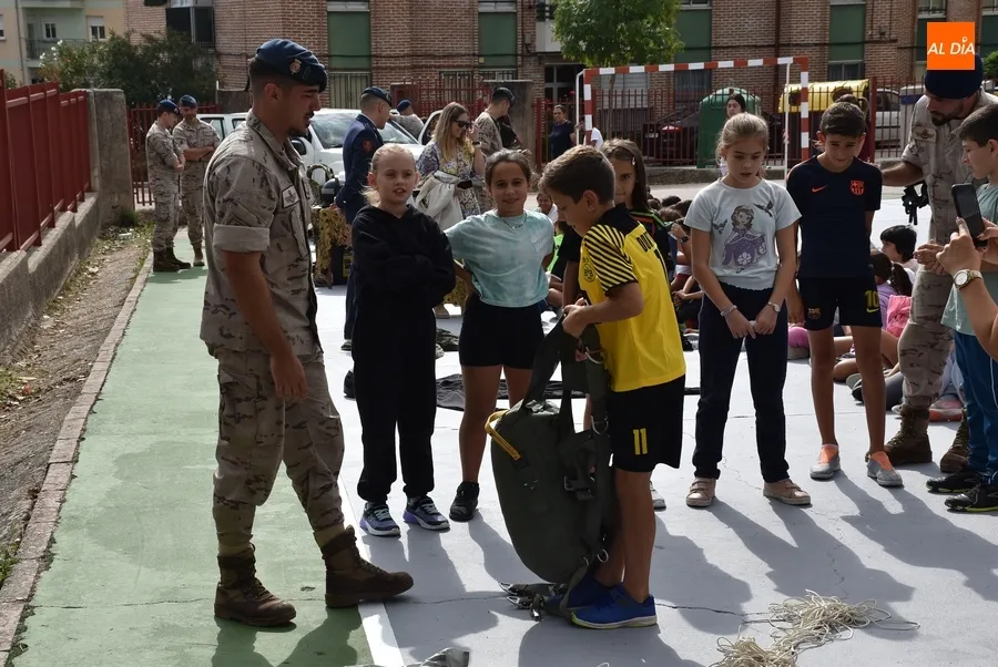 Foto 8 - Los escolares mirobrigenses conocen de cerca a la Guardia Real