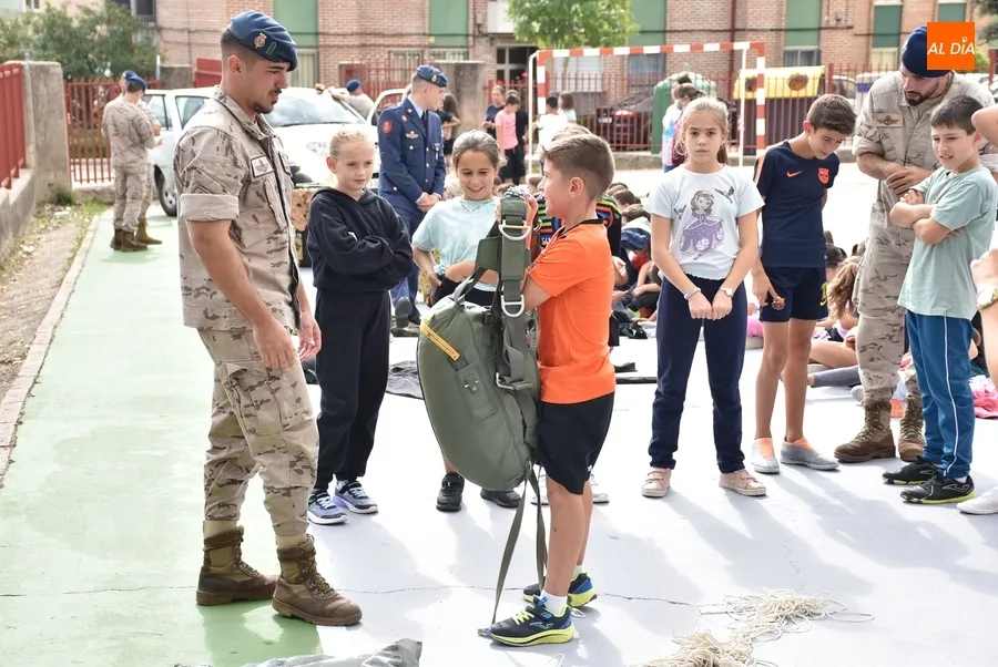 Foto 10 - Los escolares mirobrigenses conocen de cerca a la Guardia Real