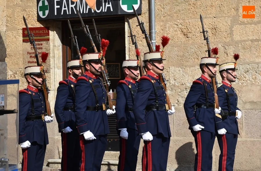Foto 4 - Aclamado despliegue de la Guardia Real en la Plaza Mayor mirobrigense
