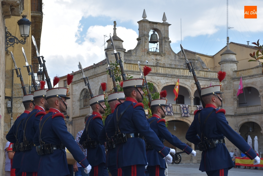 Foto 6 - Aclamado despliegue de la Guardia Real en la Plaza Mayor mirobrigense