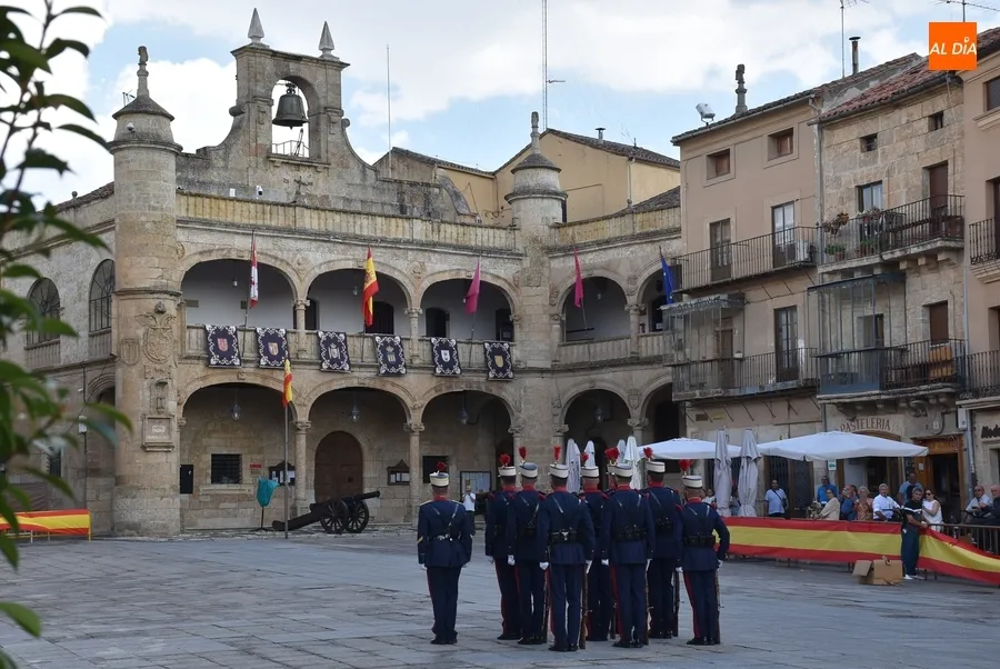 Foto 7 - Aclamado despliegue de la Guardia Real en la Plaza Mayor mirobrigense