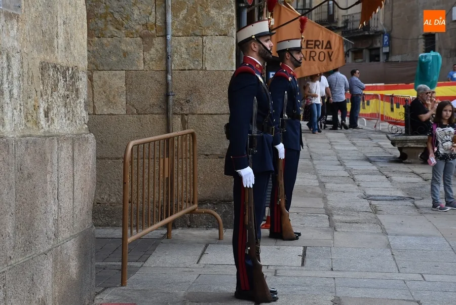 Foto 10 - Aclamado despliegue de la Guardia Real en la Plaza Mayor mirobrigense