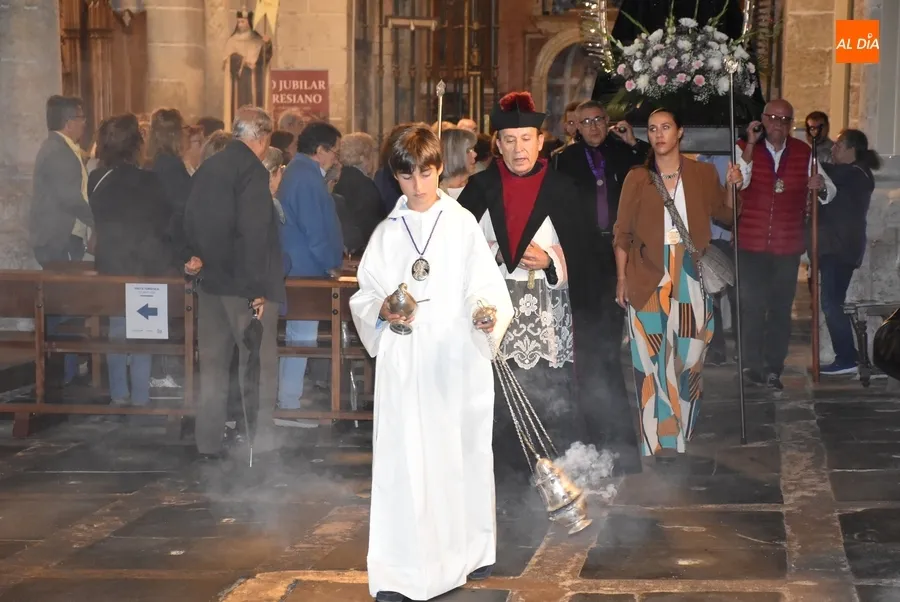 Foto 3 - Crece la asistencia a la conmemoraci&oacute;n de los Dolores de la Virgen en la Catedral