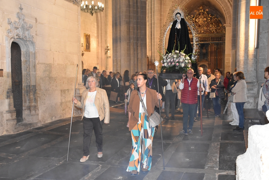 Foto 4 - Crece la asistencia a la conmemoración de los Dolores de la Virgen en la Catedral