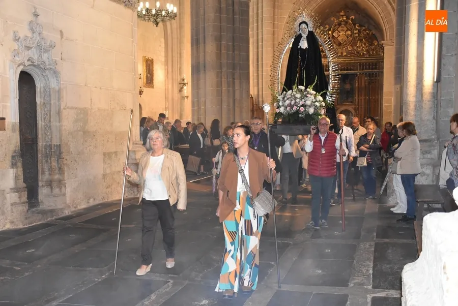 Foto 4 - Crece la asistencia a la conmemoraci&oacute;n de los Dolores de la Virgen en la Catedral