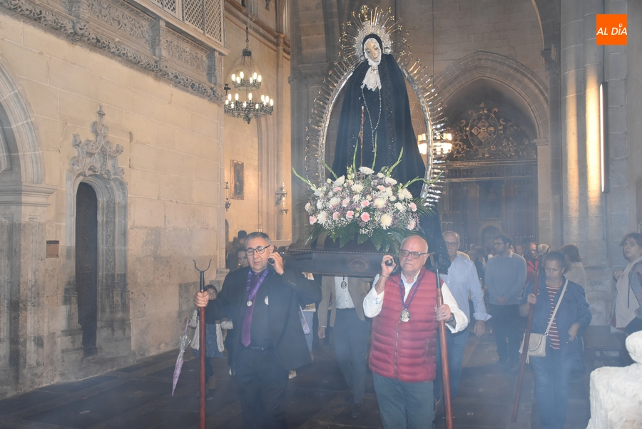 Foto 6 - Crece la asistencia a la conmemoración de los Dolores de la Virgen en la Catedral