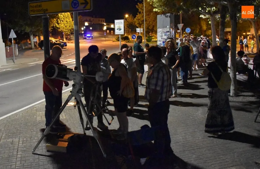 Foto 2 - Gran inter&eacute;s de mirobrigenses de todas las edades por observar la Luna y Saturno