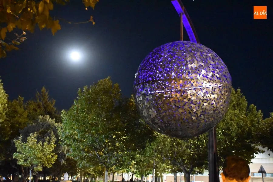 Foto 8 - Gran inter&eacute;s de mirobrigenses de todas las edades por observar la Luna y Saturno