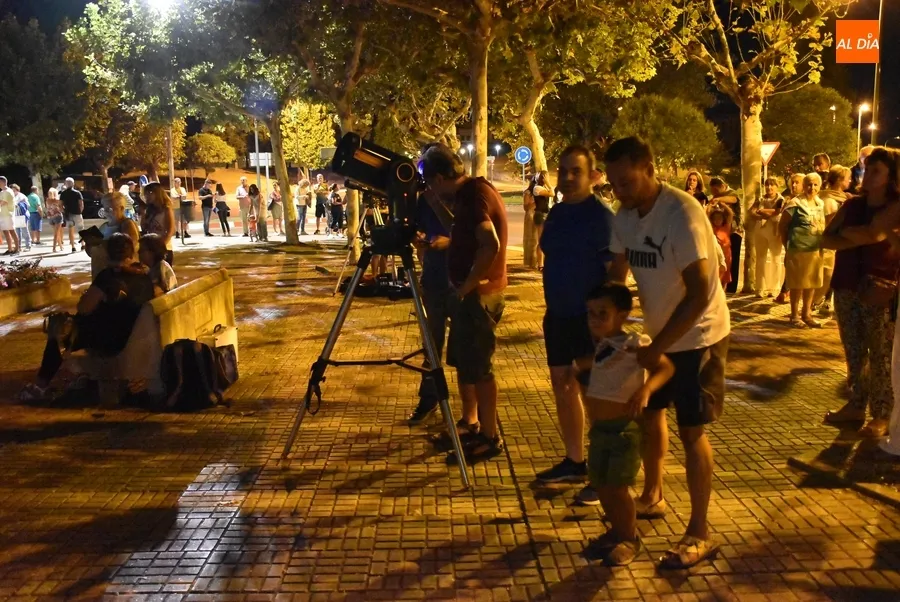 Foto 9 - Gran inter&eacute;s de mirobrigenses de todas las edades por observar la Luna y Saturno