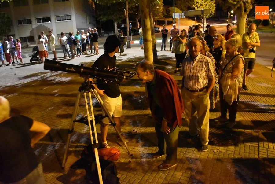 Foto 10 - Gran inter&eacute;s de mirobrigenses de todas las edades por observar la Luna y Saturno