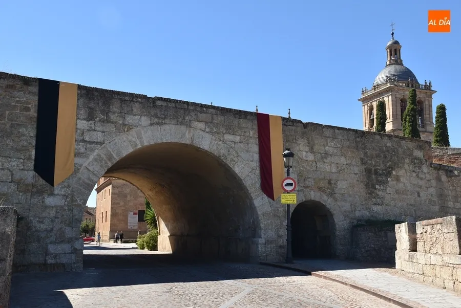 Foto 2 - Una nueva puerta, infinidad de pendones y dos photocalls ambientan la ciudad para la Feria Medieval