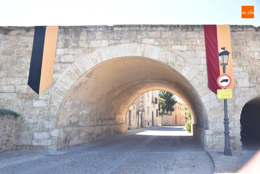 Foto 3 - Una nueva puerta, infinidad de pendones y dos photocalls ambientan la ciudad para la Feria Medieval