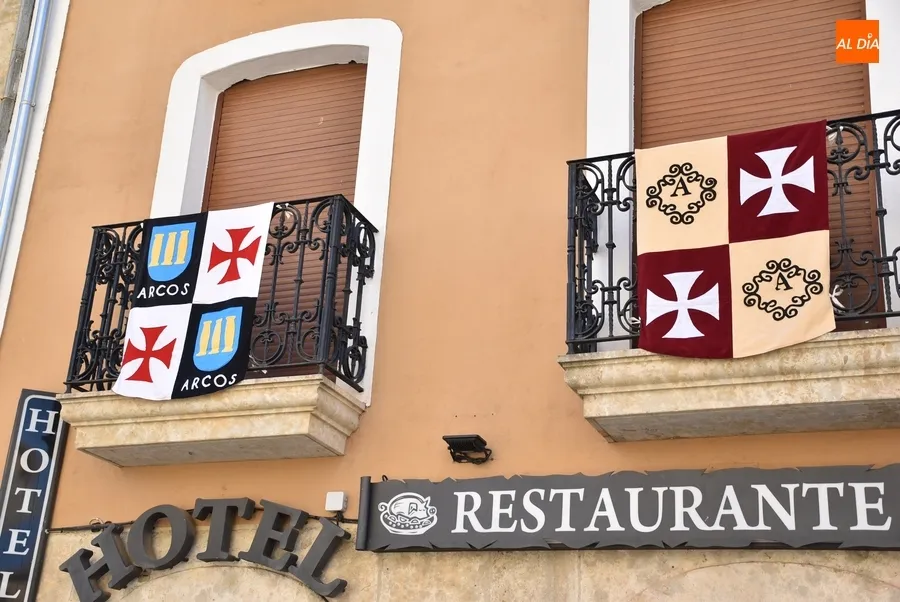 Foto 4 - Una nueva puerta, infinidad de pendones y dos photocalls ambientan la ciudad para la Feria Medieval