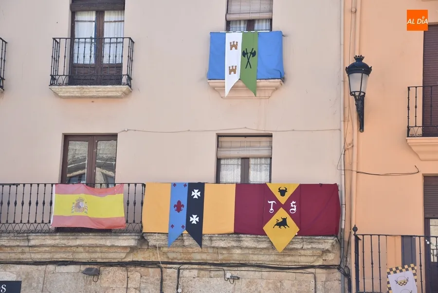 Foto 5 - Una nueva puerta, infinidad de pendones y dos photocalls ambientan la ciudad para la Feria Medieval