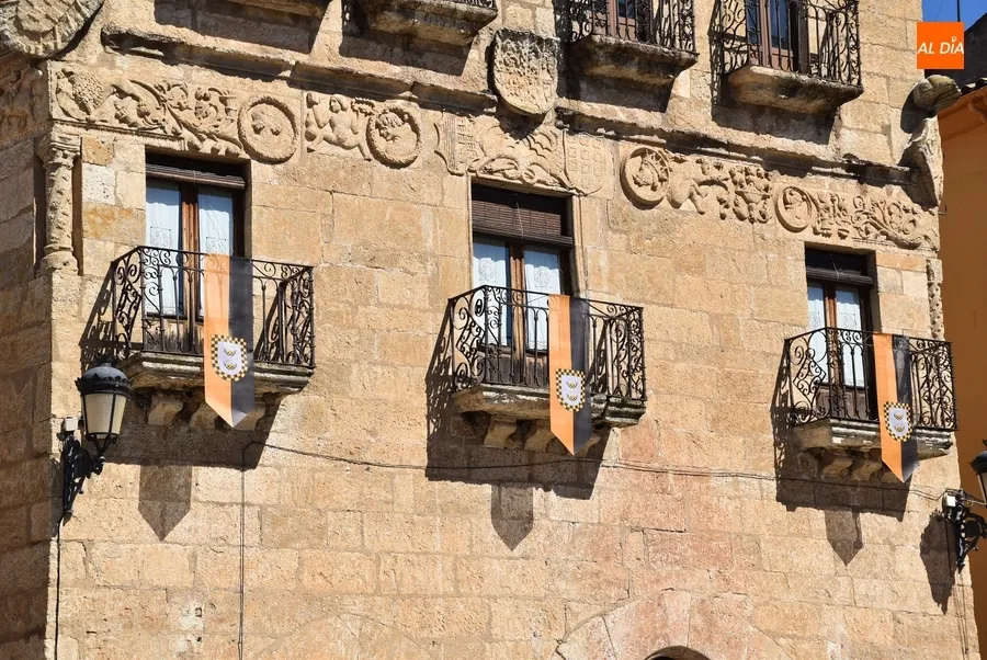 Foto 6 - Una nueva puerta, infinidad de pendones y dos photocalls ambientan la ciudad para la Feria Medieval