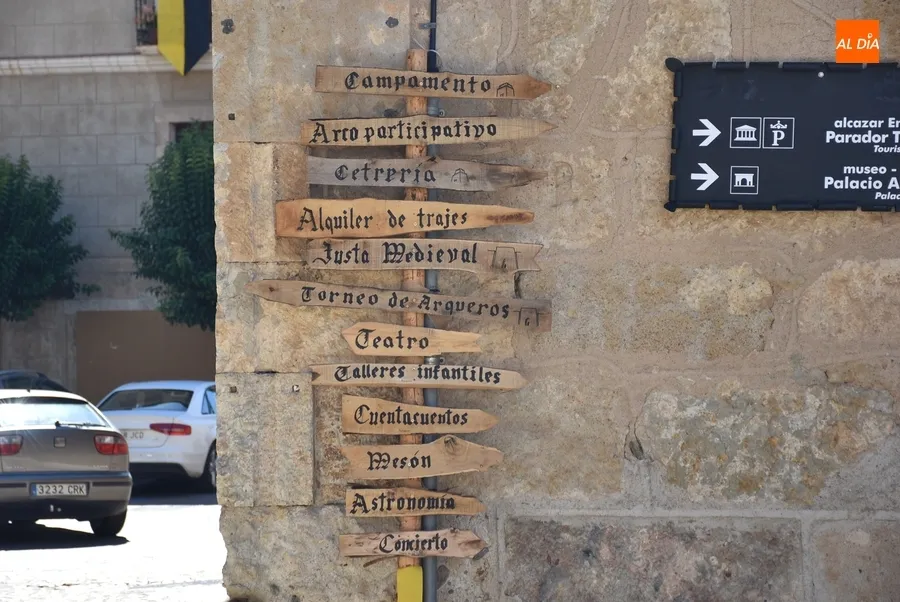Foto 7 - Una nueva puerta, infinidad de pendones y dos photocalls ambientan la ciudad para la Feria Medieval