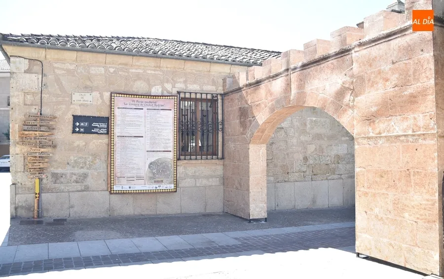 Foto 9 - Una nueva puerta, infinidad de pendones y dos photocalls ambientan la ciudad para la Feria Medieval