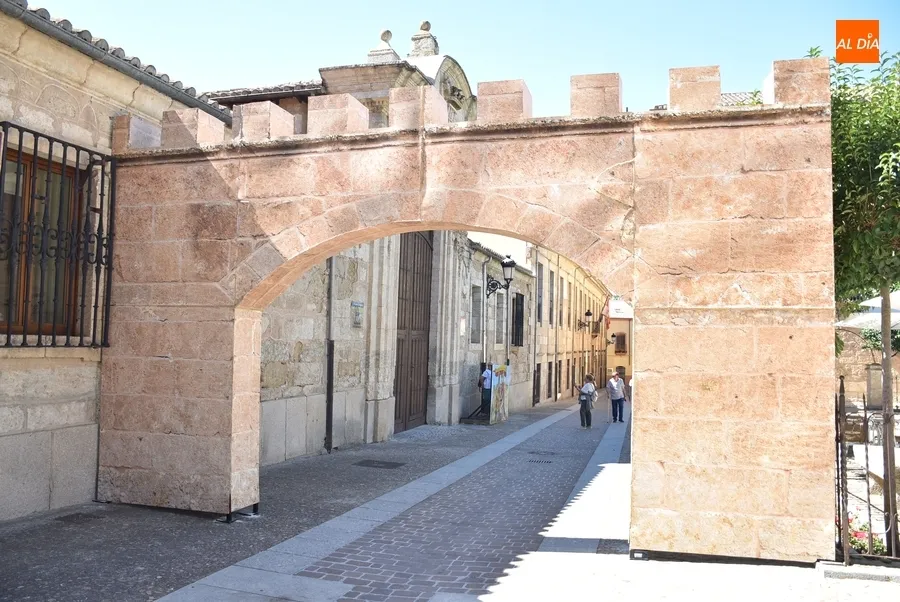 Foto 10 - Una nueva puerta, infinidad de pendones y dos photocalls ambientan la ciudad para la Feria Medieval
