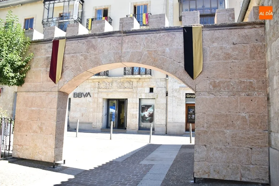 Foto 11 - Una nueva puerta, infinidad de pendones y dos photocalls ambientan la ciudad para la Feria Medieval