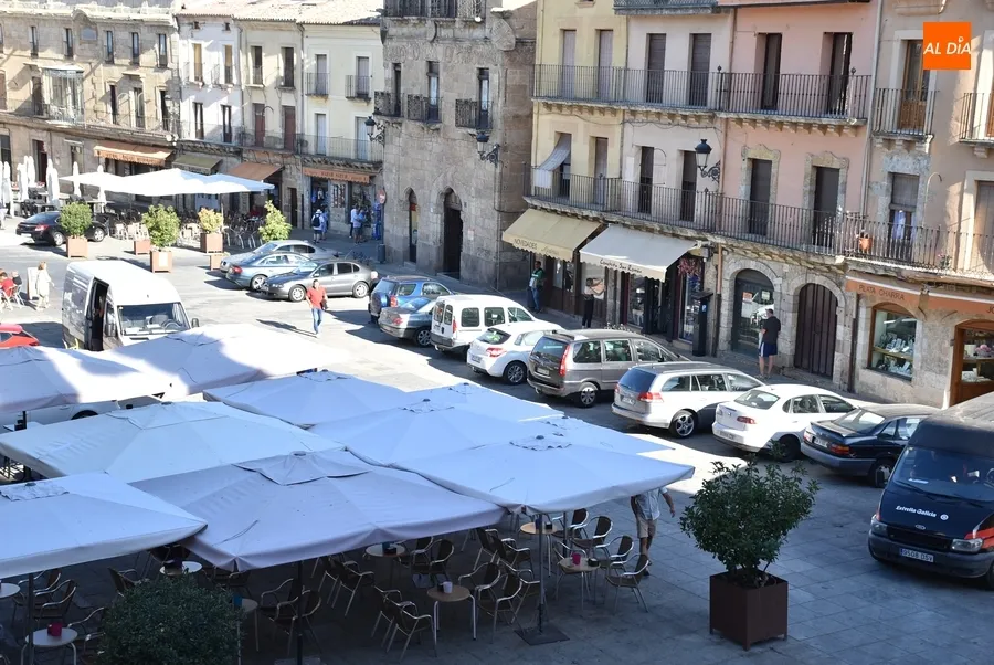 Foto 6 - Los coches retornan a la Plaza Mayor