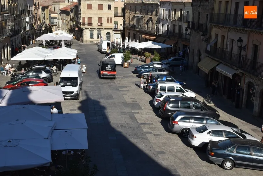 Foto 5 - Los coches retornan a la Plaza Mayor