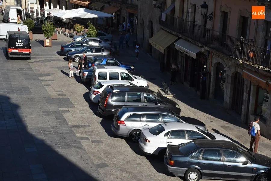 Foto 4 - Los coches retornan a la Plaza Mayor
