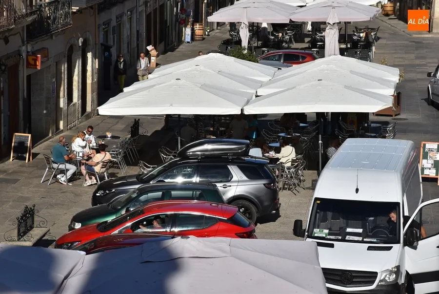 Foto 3 - Los coches retornan a la Plaza Mayor