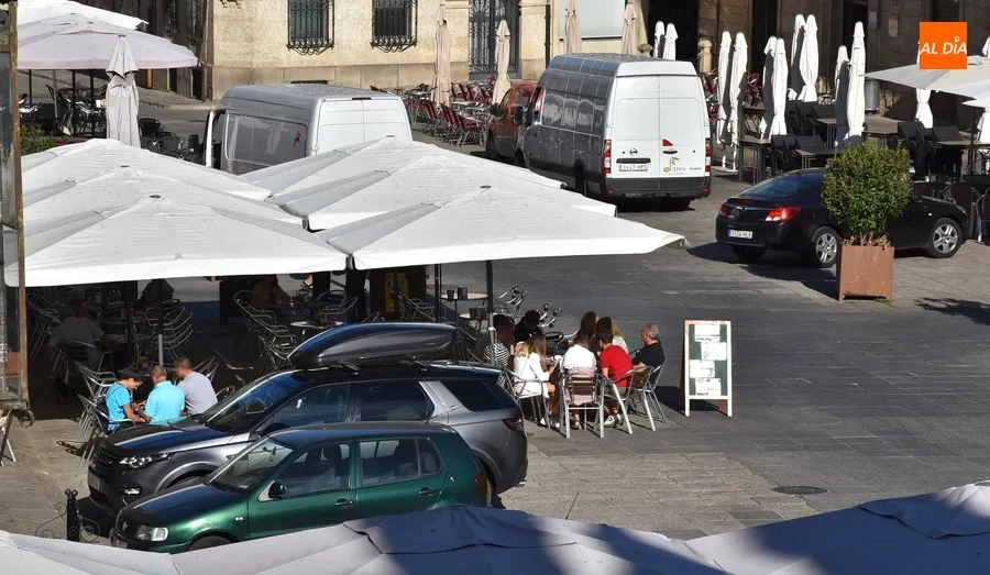Foto 2 - Los coches retornan a la Plaza Mayor