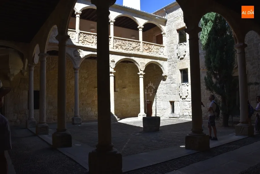 Foto 4 - La puerta del Palacio de Los &Aacute;guila sigue abierta por el momento