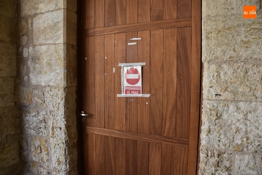 Foto 3 - La puerta del Palacio de Los &Aacute;guila sigue abierta por el momento
