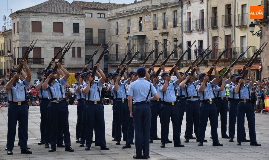 Aclamado despliegue de la Guardia Real en la Plaza Mayor mirobrigense