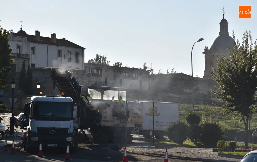 Foto 4 - El fresado se extiende a la Glorieta del &Aacute;rbol Gordo y seguir&aacute; este mi&eacute;rcoles en la Avenida de B&eacute;jar