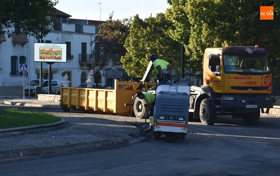 Foto 6 - El fresado se extiende a la Glorieta del &Aacute;rbol Gordo y seguir&aacute; este mi&eacute;rcoles en la Avenida de B&eacute;jar