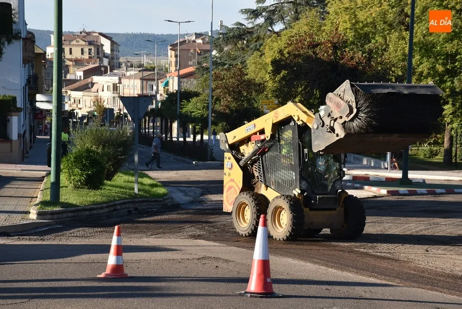 Foto 11 - El fresado se extiende a la Glorieta del &Aacute;rbol Gordo y seguir&aacute; este mi&eacute;rcoles en la Avenida de B&eacute;jar