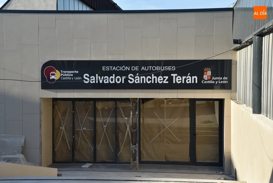 Foto 7 - El nombre de S&aacute;nchez-Ter&aacute;n luce ya en la nueva entrada principal a la Estaci&oacute;n de Autobuses