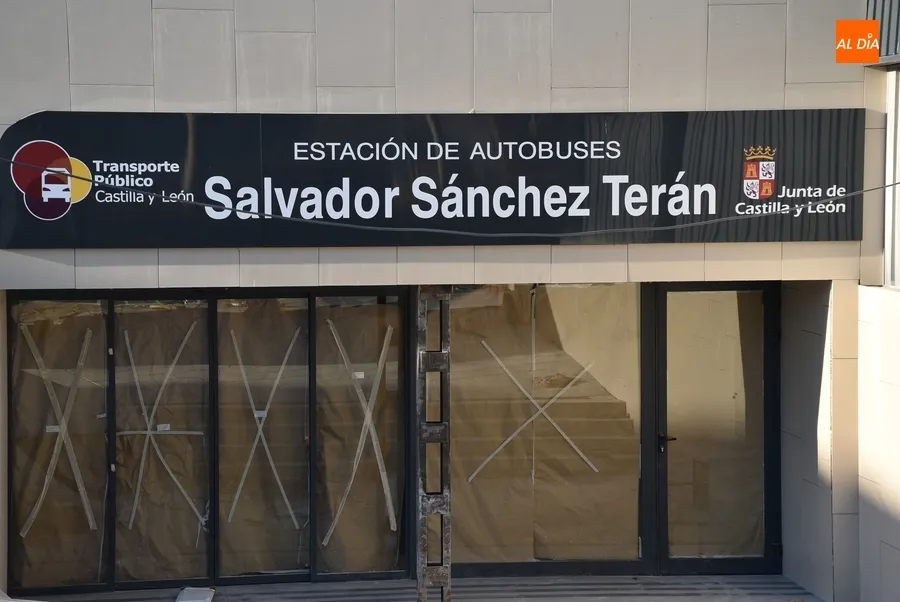 Foto 11 - El nombre de S&aacute;nchez-Ter&aacute;n luce ya en la nueva entrada principal a la Estaci&oacute;n de Autobuses