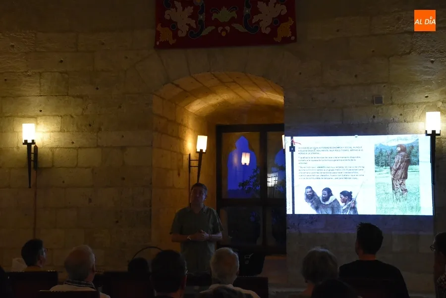 Foto 2 - Una treintena de comensales da buena cuenta en el Parador del men&uacute; de la Prehistoria